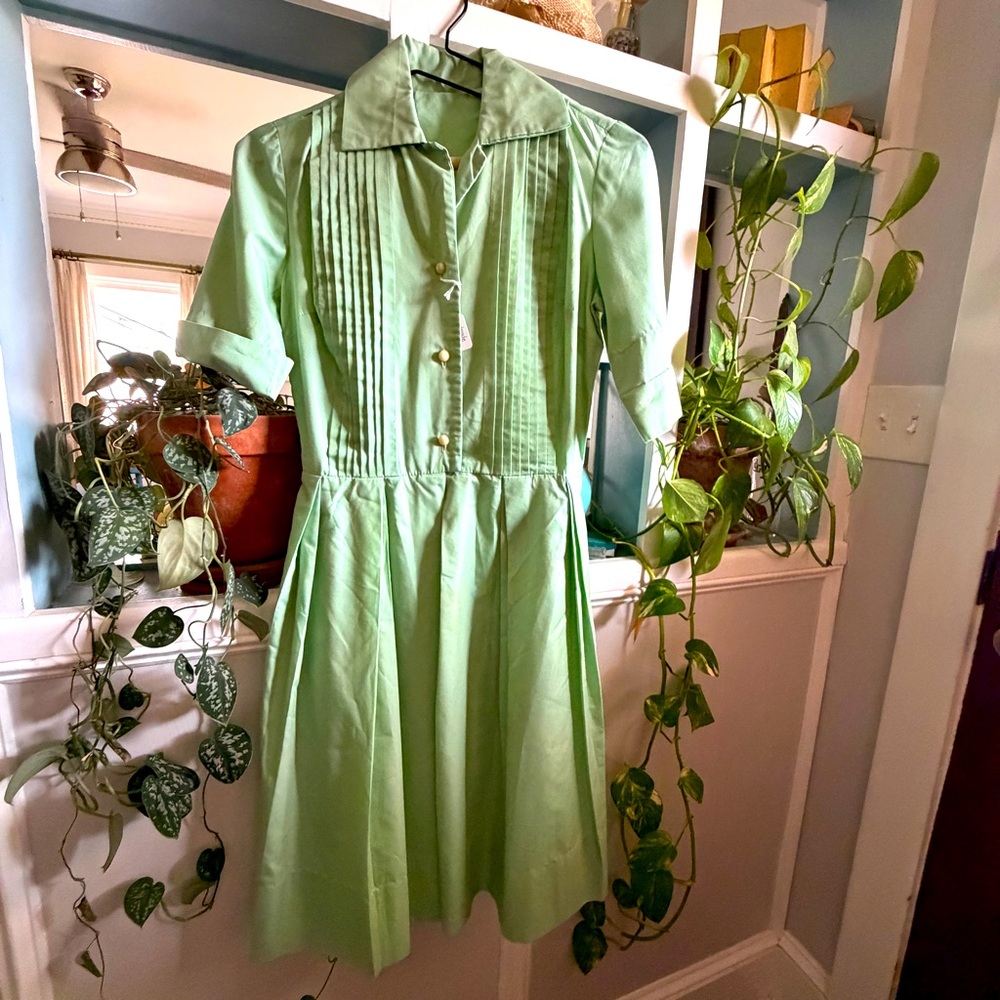 Perfect Vintage 50s Green Shirt Dress with Pleats and Pearl-like Buttons